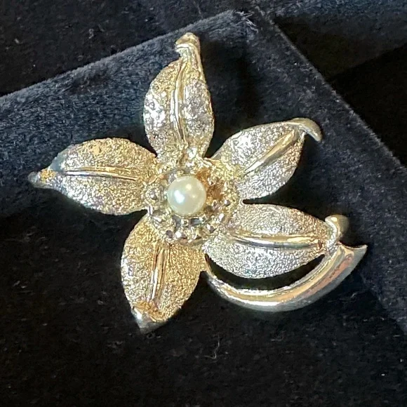 Vintage Faux Pearl Flower Brooch Textured Gold Tone Floral MCM 1950's 1960's - Picture 1 of 7